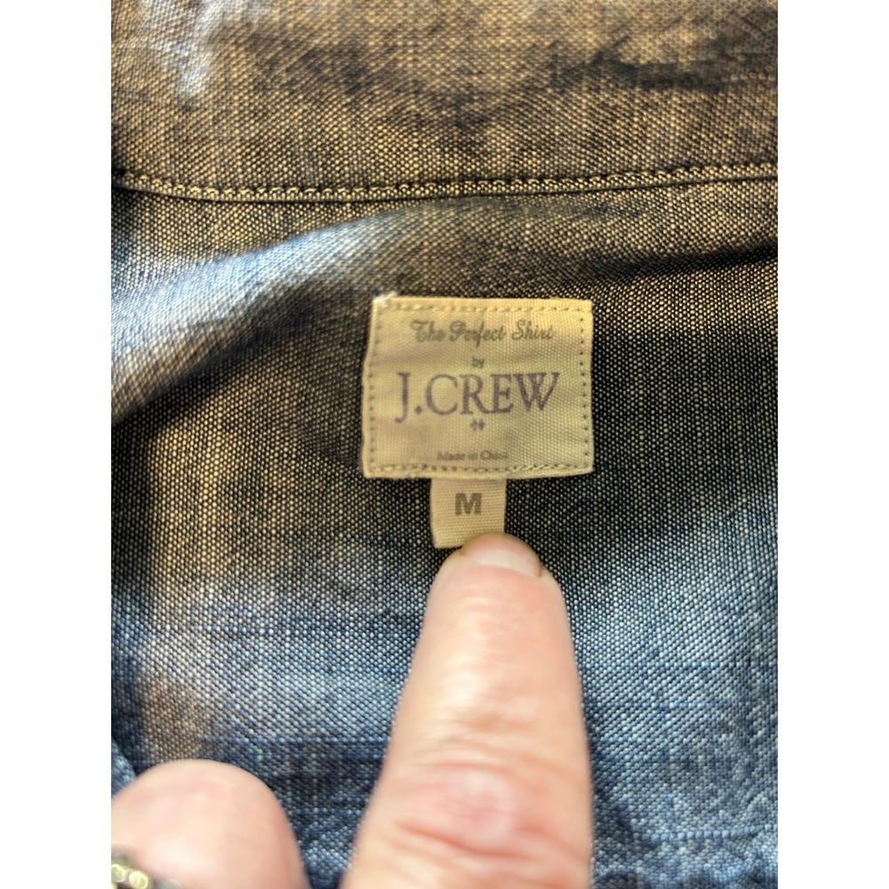 J.Crew Chambray Button Down Shirt Women's Medium Blue Denim Lightweight Classic - Picture 2 of 5